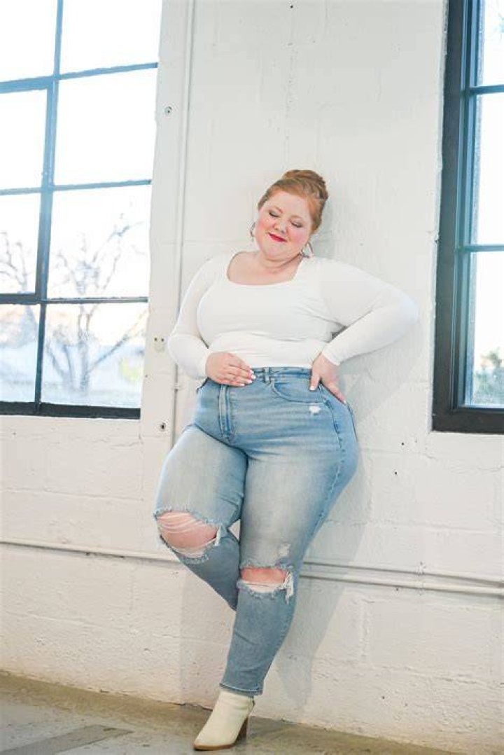 Curvy girl wearing high waisted skirt and wrap top summer school outfit