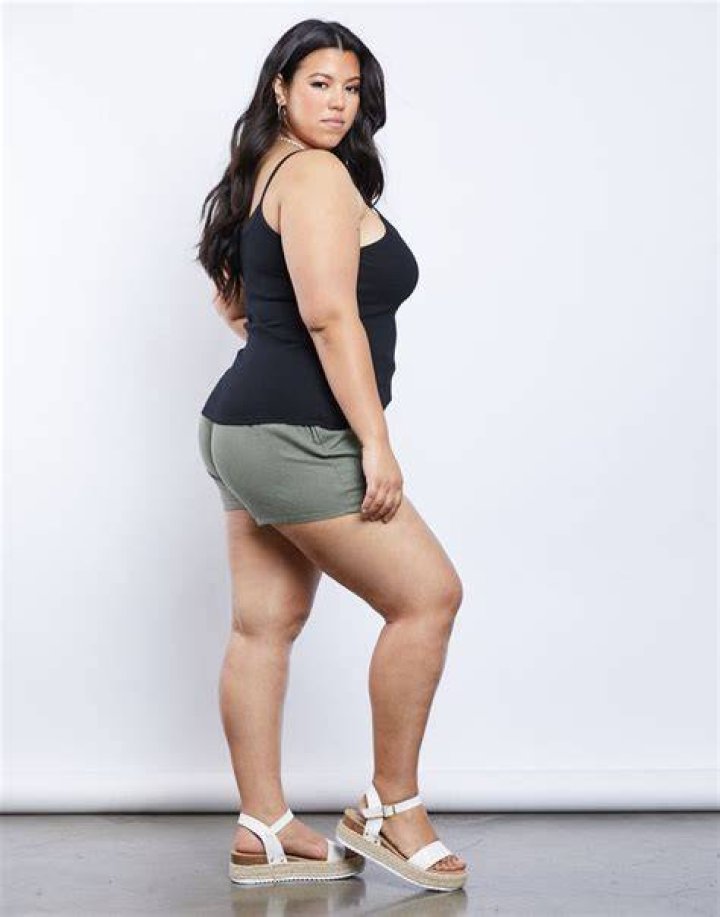 Plus size woman wearing platform sandals on a summer street style