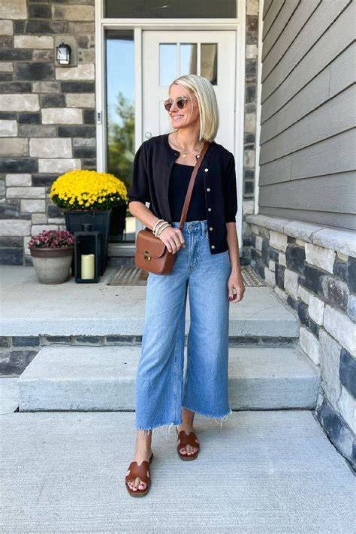 Summer casual jeans and cropped tee look